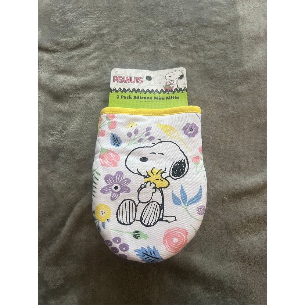 Peanuts Spring 2-Pack Silicone Mini Mitts NEW